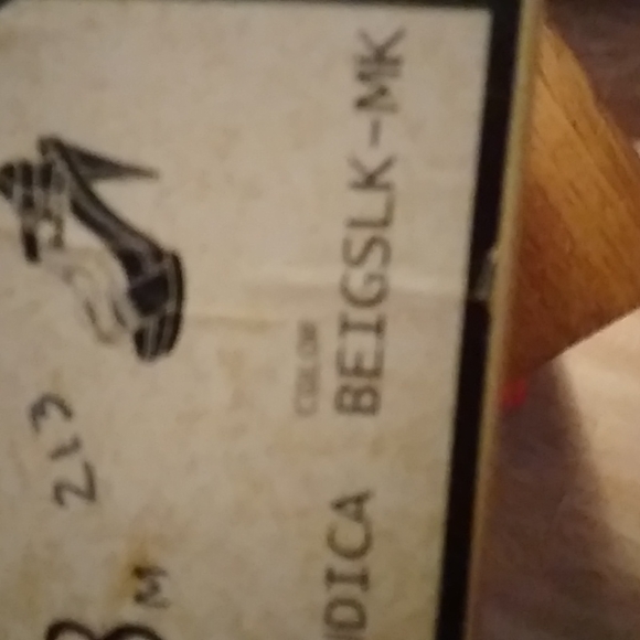 Good looking Gold platform sandals - Picture 7 of 7